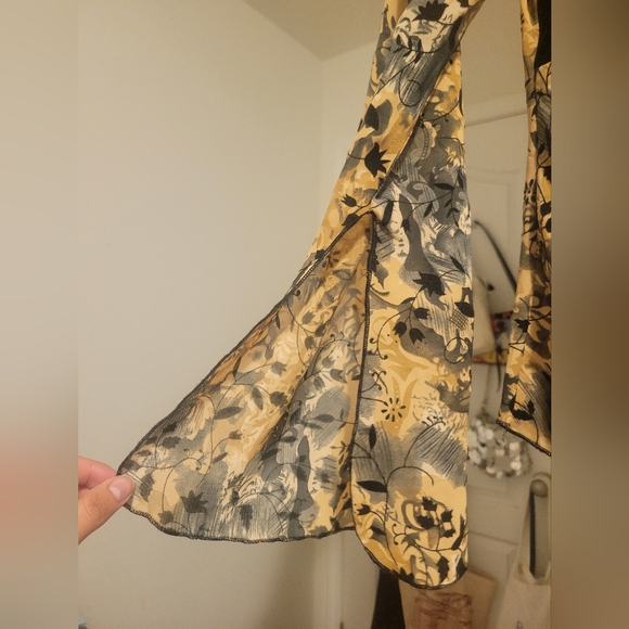 Gorgeous flare sleeve corset style blouse, probably vintage based on the style - Picture 4 of 6